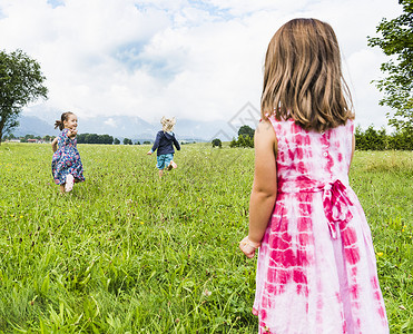 儿童在田野里奔跑图片