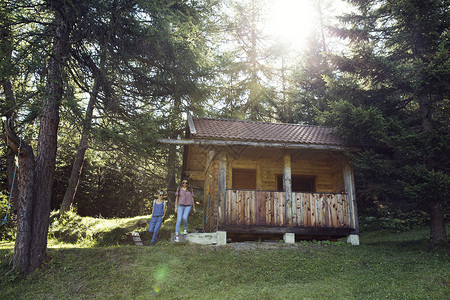 两名女朋友离开森林木屋奥地利提罗尔州萨特贝加姆高清图片