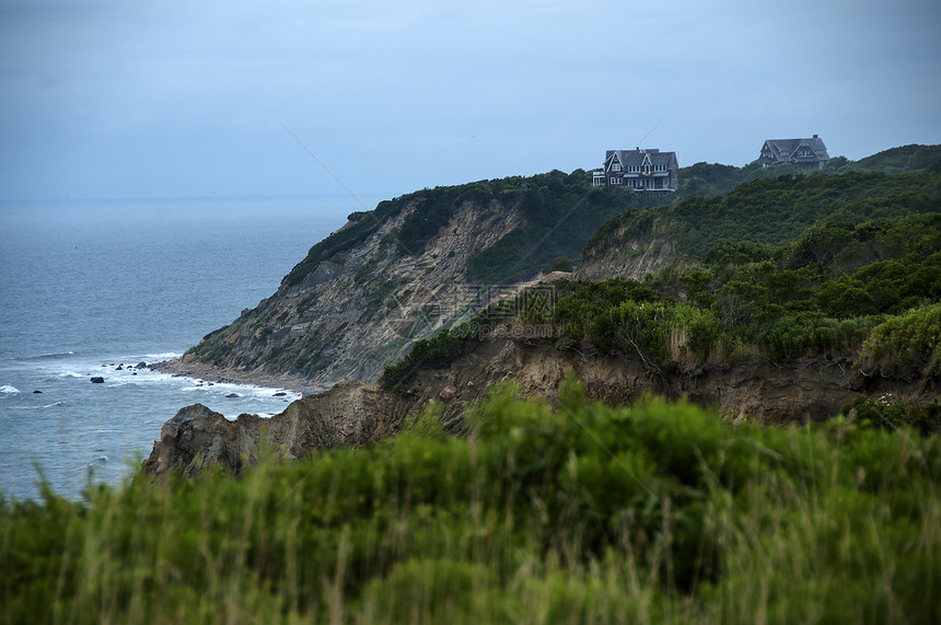 美国马萨诸塞州布洛克岛海拔悬崖顶的建筑图片