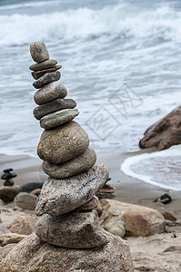 美国马萨诸塞州布洛克岛海滩上堆积的岩石图片
