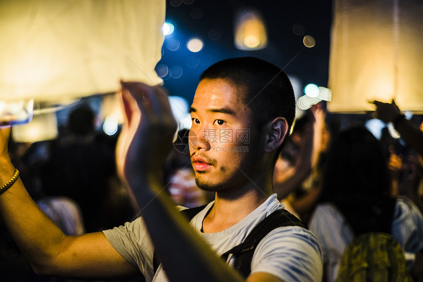 泰国清迈一名手持点燃的纸灯笼等待释放的年轻人参加了洛伊克拉通纸灯笼节图片