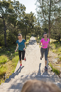 在克罗地亚达尔马提斯普利特公园的两名女跑图片