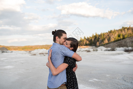 怀抱在白雪覆盖的地貌景观上渥太华安大略异性伴侣高清图片素材