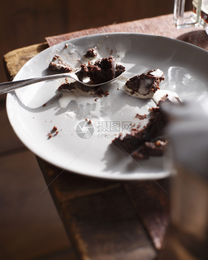 盘上剩菜巧克力布丁图片