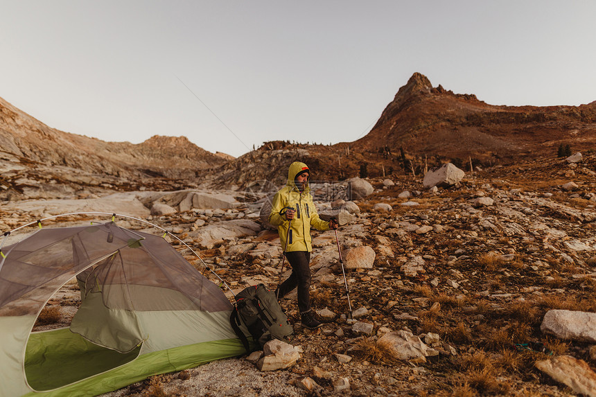 美国加利福尼亚州塞科公园帐篷边的旅行者图片