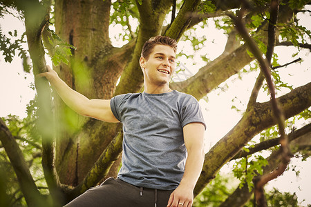男人在公园训练爬树时休息图片
