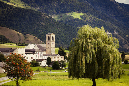 瑞士格劳本登穆斯泰尔山和教堂景观图片