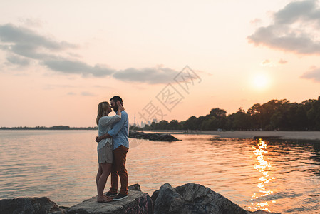 站在岩石上拥抱的情侣分享高清图片素材