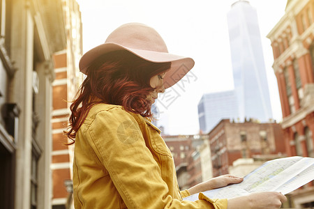 美国纽约曼哈顿街上红色头发的女游客闲暇高清图片素材