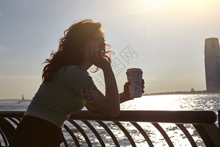 美国纽约曼哈顿年轻的女游客喝咖啡图片