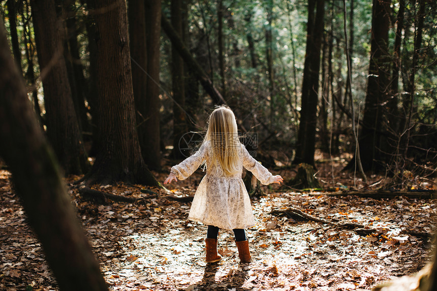森林中金发的女孩背影图片