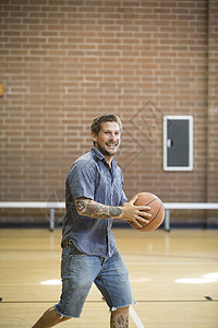 穿衬衫打篮球的男子图片