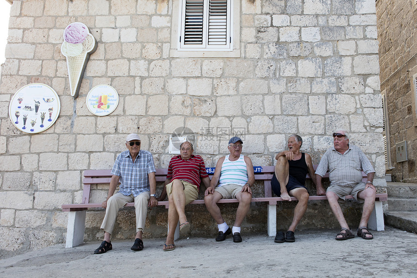 5名男子坐在镇广场上图片