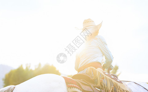 骑马的女性图片