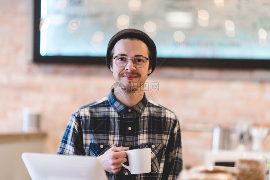 咖啡店里喝着咖啡的成年男性图片