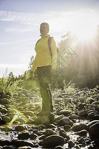 觉华岛加拿大不列颠哥伦比亚温华岛英格曼河瀑布省公园河床上的女子步行者背景