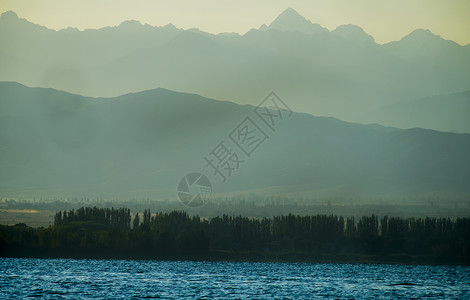 吉尔斯坦中亚湖和薄雾中的山图片