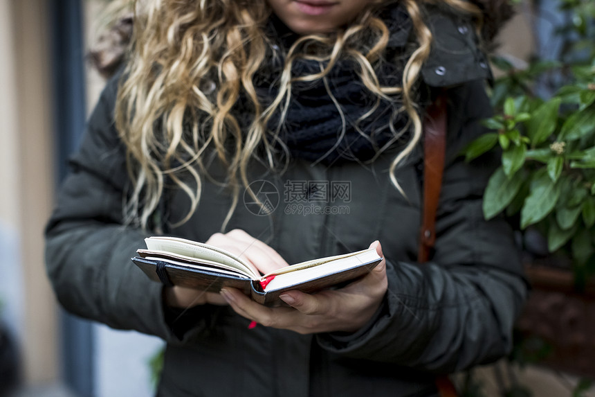 意大利米兰妇女拿书的手图片