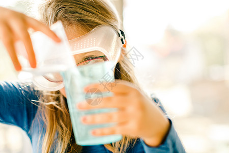 女孩向量杯里灌注液体图片