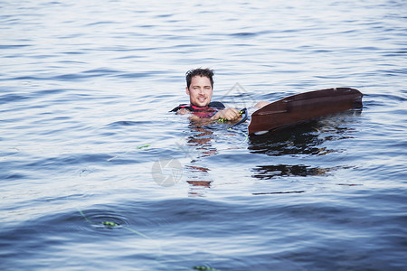意大利皮埃蒙特湖里划水的男人背景图片