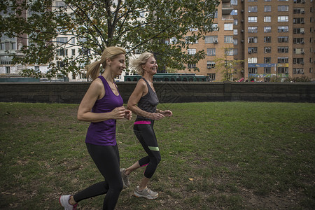 两个成熟的女人一起在公园跑步背景图片