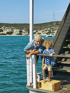 祖父和孙子在游艇上图片
