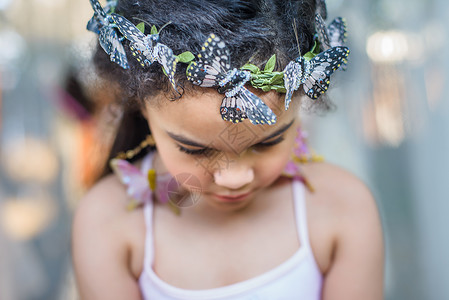 年轻女孩戴着蝴蝶发箍头带高清图片素材
