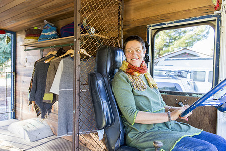 骑着露营车厢驾驶座的成熟智障妇女图片
