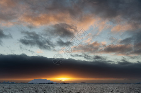 勒梅尔海峡的冰山日落图片