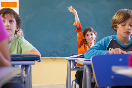 在课堂上举手的女生图片