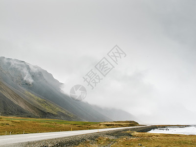 冰岛霍夫山边的低云图片