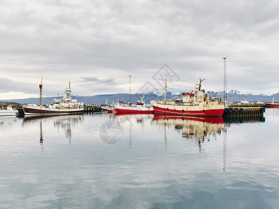 冰岛胡萨维克港的渔船背景
