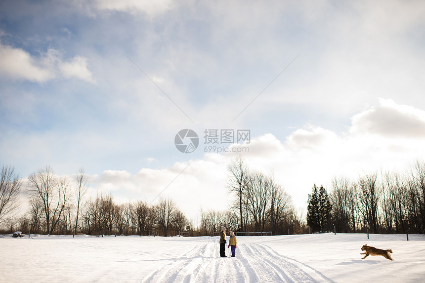 位于加拿大安略省莱克菲尔德湖岸的雪覆盖道路上的儿童图片