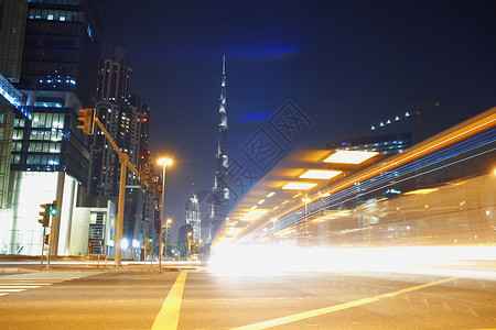 夜间城市景色光线路迹图片