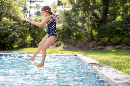 女孩跳入户外游泳池能量高清图片素材
