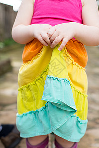 年轻女孩穿着彩色裙子中区特写图片
