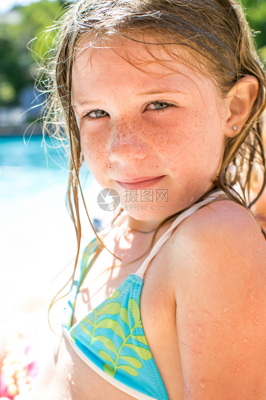 游泳池旁的女生近距离肖像图片