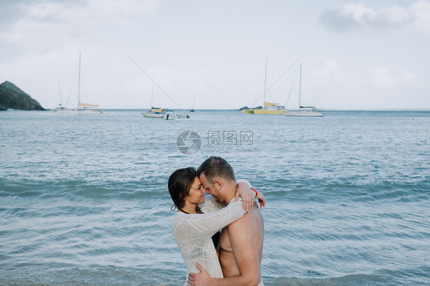 一对夫妇站在海边拥抱面对圣马丁加勒比图片