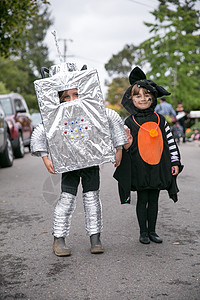 穿着机器人服装的男孩肖像和街上穿着服装的孩图片