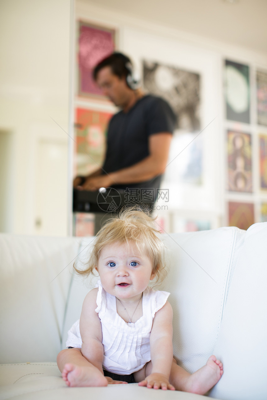 坐在沙发上的女婴肖像图片