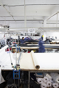 女工们在服装厂忙着准备纺织品图片