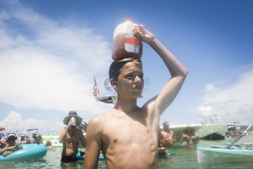 美国螃蟹岛头上顶着果汁盒的十几岁男孩图片