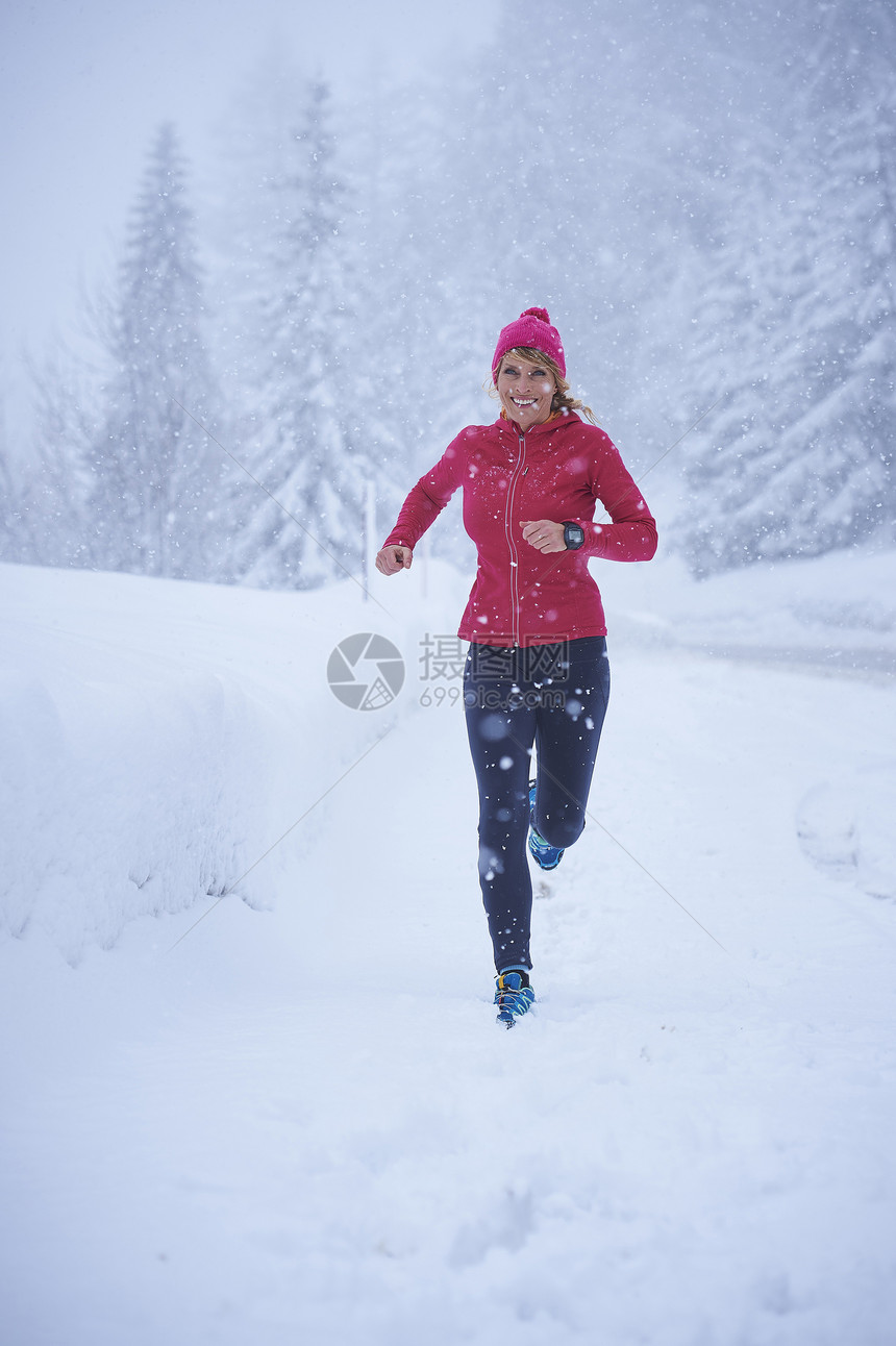 瑞士格斯塔德市大雪中跑步的女性图片