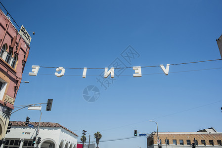 美国加利福尼亚州威斯滩反蓝天的背向标志图片