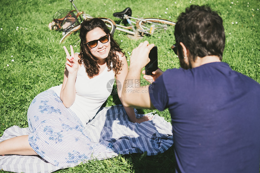 在意大利托斯卡纳的阿雷佐公园拍摄女友时图片