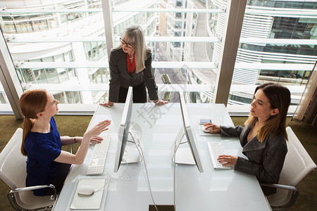 在办公室讨论的三个女企业家图片