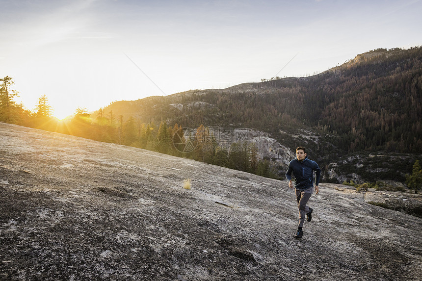 美国加利福尼亚州Yosemite公园日落时在山上跑步的人图片