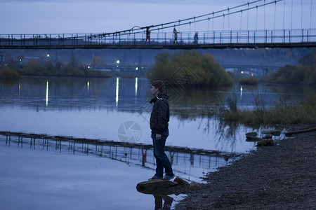 俄罗斯朱索沃伊行人桥上的年轻人图片