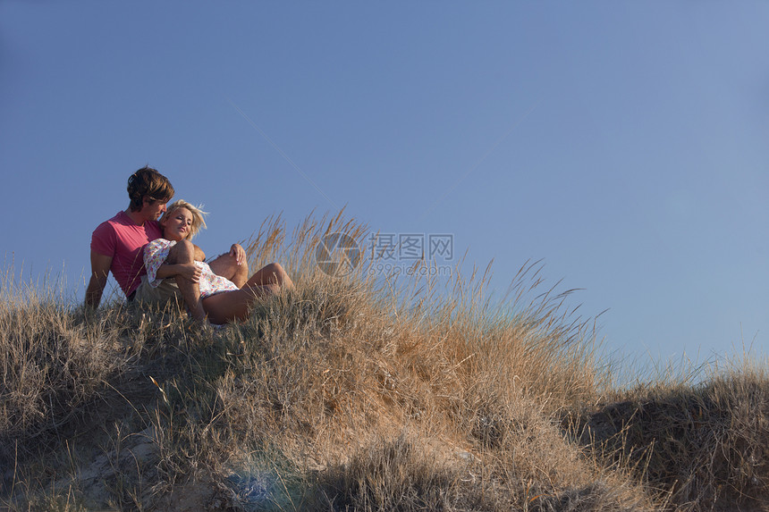 在沙滩上女人靠在男人怀里图片