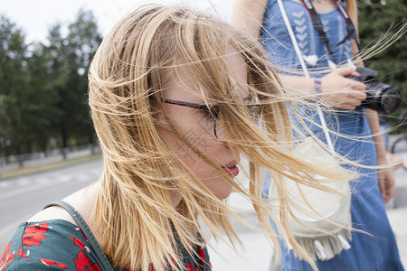 头发被风吹乱的女人图片